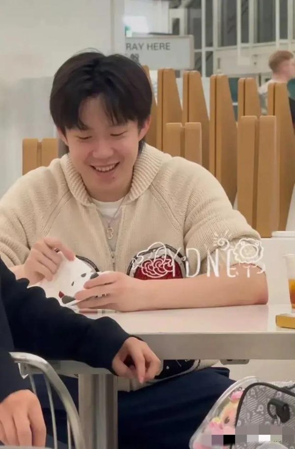 中兴证券 “熊猫纸”重现机场！大头笑得像中彩票，莎莎这波暗糖藏了三年？